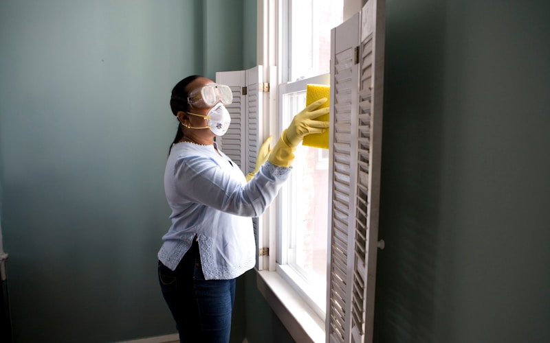 Caregiver doing light housekeeping in a senior client’s home in Central Florida